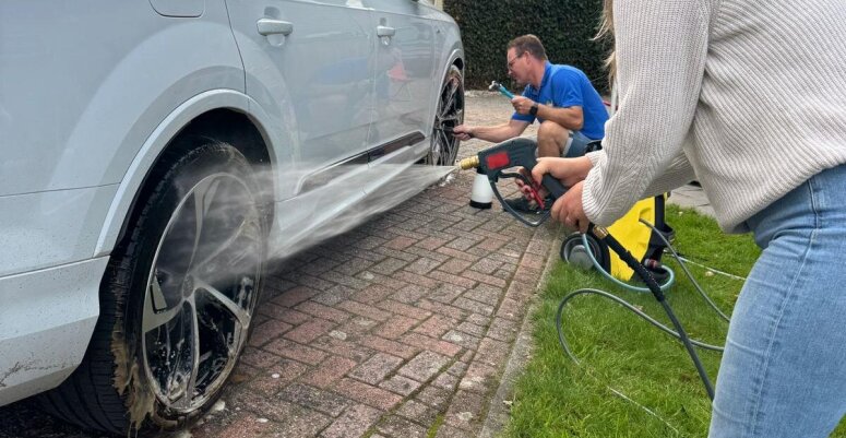 Vrijwilliger Cor (en vrienden) wassen een prachtig bedrag bij elkaar.